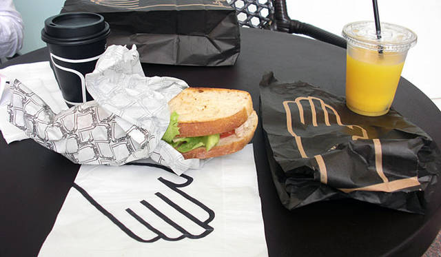 <b>ヤマダユウ｜method</b>　 method的シンガポール案内　「SIMPLY SANDWICH」のカップや紙袋など。かわいい。