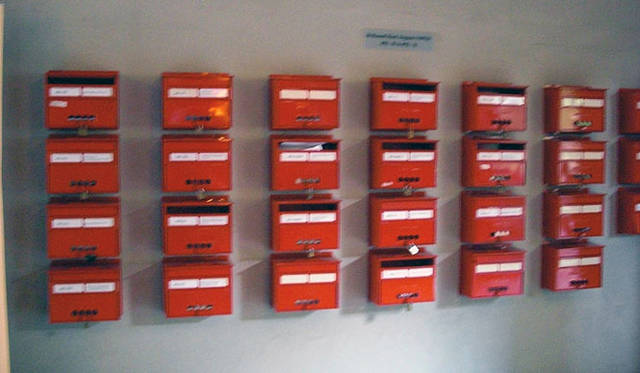 <b>ヤマダユウ｜method</b>　 method的シンガポール案内　「RED DOT DESIGN MUSEUM」玄関はポストだらけ。部署ごとに分けられている様子。 