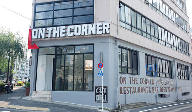 <b>カフェ 『ON THE CORNER』 </b>