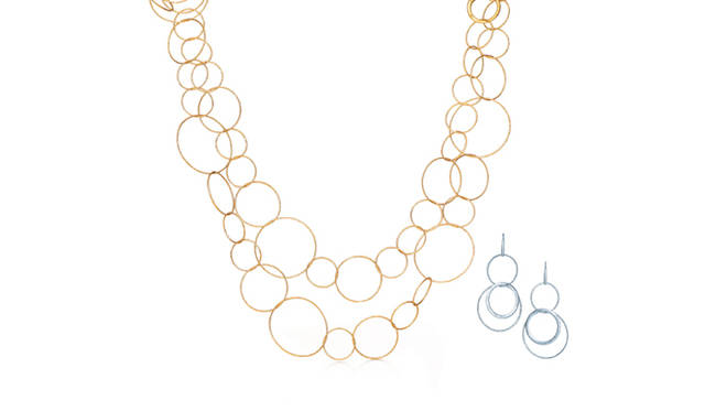 <b>ティファニー｜Tiffany & Co.</b> 左：「ハマード サークル ネックレス」YG、58万8800円（29インチ）、66万6750円（46インチ） 右：「ハマード サークル ピアス」シルバー、5万400円