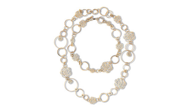 <b>シャネル｜CHANEL</b> 「カメリア コレクション」ネックレス、YG、97万6500円（ミディアムバージョン）、142万8000円（ラージバージョン）
