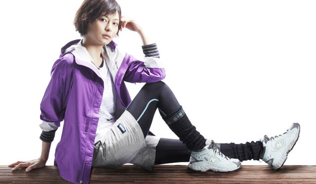 <b>new balance｜ニューバランス</b> ジャケット1万7850円（patagonia）、ショートパンツ9975円（KAVU）、ロングタイツ1万2600円（SKINS以上すべてオッシュマンズ 新宿店 Tel. 03-3353-0584）、白Tシャツ7140円（リタ ジーンズ トーキョー｜GOOD OFFICE Tel. 03-3485-7877）、ボーダーTシャツ6090円（ナノ・ユニバース｜ナノ・ユニバース 東京 Tel. 03-5456-9957）