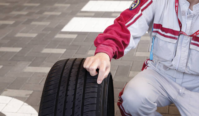 <b>TOYOTA PRIUS｜トヨタ・プリウス</b>