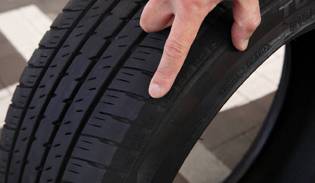 <b>TOYOTA PRIUS｜トヨタ・プリウス</b>