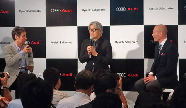 <b>アウディ×坂本龍一</b> “カーボン オフセット プロジェクト”プレス発表会　左から、クリス・ペプラー氏、坂本龍一氏、アウディジャパンのドミニク・ベッシュ社長