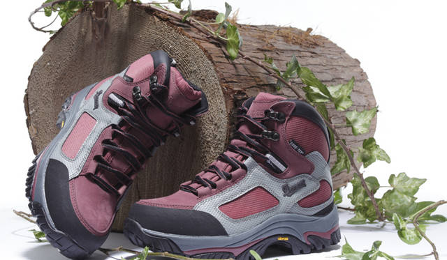 <b>Danner｜ダナー</b> 「ウィメンズ・トレックブレイザーIII」 （1万9740円）