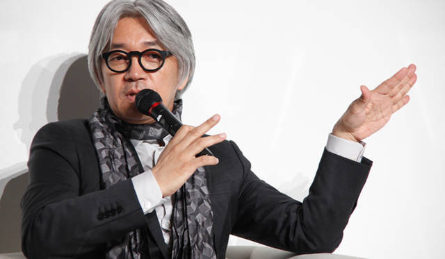 <b>LOUIS VUITTON FOREST BY more trees｜特別シンポジウム「美しい未来の地球に向けて…」</b>  坂本龍一さん。「僕のエコ意識はあくまでも“エゴイストのエコ”なんですよ。自分が安全なものを食べたい、おいしい水を飲みたい、きれいな空気を吸いたい、自分の愛する家族や子どもたちにもそうであってほしいという気持ちからです。これは言ってみれば家族が好き、子どもが好き、自分が好きというエゴなんです」