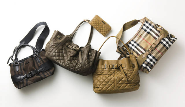 <b>BURBERRY｜バーバリー</b>　3つの“アイコンバッグ”が登場！ 右から、ヴィンテージハウスチェックバッグ 9万4500円、キルテッドレザーバッグ 13万1250円、キルテッドレザーウォレット 4万7250円、キルテッドレザーバッグ 14万1750円、ヴィンテージハウスバッグ 9万8700円