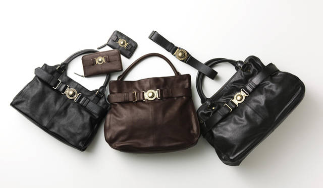 <b>BURBERRY｜バーバリー</b>　3つの“アイコンバッグ”が登場！ 　グレイニーレザーシリーズ　右から、バッグ 16万2750円、ベルト 3万6750円、バッグ 10万5000円、ウォレット（小） 2万8350円、ウォレット（大） 5万6700円、ハンドバッグ 12万750円