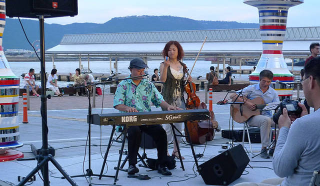 <b>瀬戸内国際芸術祭2010</b>　“マザーポート”の高松港にて「高松ボサノバフェスティバル」