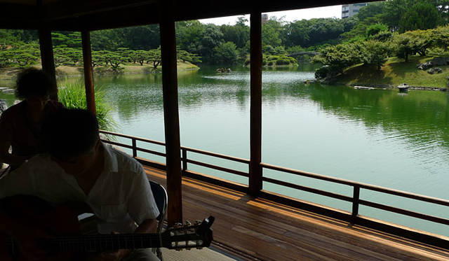 <b>瀬戸内国際芸術祭2010</b>　名茶室掬月亭（きくげつてい）にてボサノバ「SAPATOS」