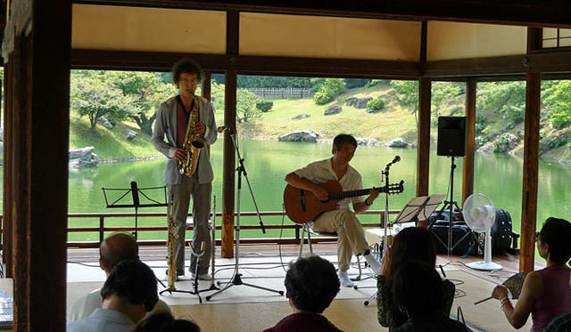 <b>瀬戸内国際芸術祭2010</b>　名茶室掬月亭（きくげつてい）にてボサノバ「SAPATOS」