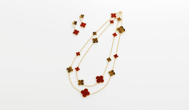 <b>VAN CLEEF & ARPELS｜ヴァン クリーフ＆アーペル</b> 「マジック アルハンブラ タイガーズアイ＆カーネリアン」<br /> 左：イヤクリップ　YG×タイガーズアイ×カーネリアン、57万7500円<br />右：ロングネックレス　YG×タイガーズアイ×カーネリアン、203万7000円