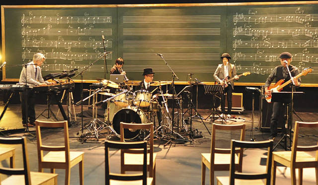 <b>schola （スコラ） 坂本龍一 音楽の学校</b>　2010年6月オンエア 「ドラムズ＆ベース」 © NHK