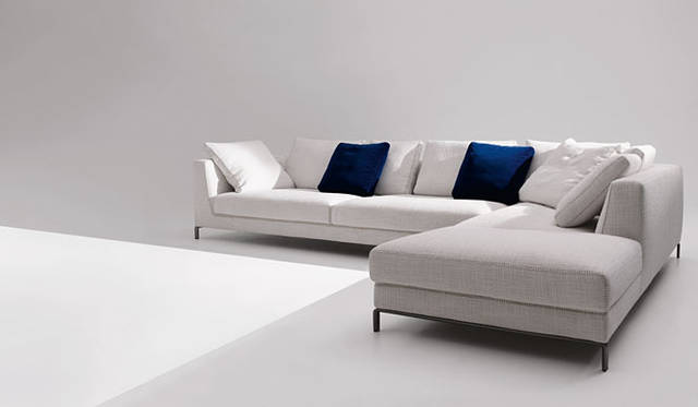 <b>B&B Italia｜Antonio Citterio</b>　アントニオ・チッテリオ　ソファ「RAY」　W348×D232×H63×SH39cm（以下すべて価格は未定、2010年11月末発売予定）