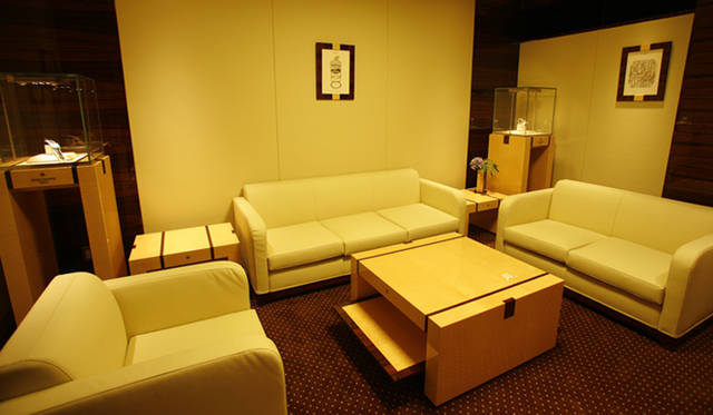 <b>Patek Philippe｜パテック フィリップ</b> 「スフィア パテック フィリップ ブティック TOKYO」の応接室。くつろいだ空間でゆっくりと時計を見ることができる。