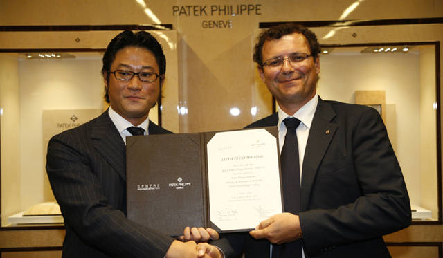 <b>Patek Philippe｜パテック フィリップ</b> 「パテック フィリップ」社長のティエリー・スターン氏（右）と、スフィアを運営する「リテイラーズ・スフィア」代表取締役 CEO 角田修一朗氏（左）。