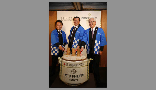 <b>Patek Philippe｜パテック フィリップ</b> レセプションでの鏡割りの様子。左から東野達哉（リテイラーズ・スフィア会長）、ティエリー・スターン（パテック フィリップ4代目会長）、長野英樹（パテック フィリップ ジャパン代表）。