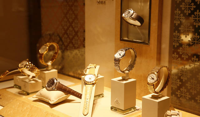 <b>Patek Philippe｜パテック フィリップ</b> 高級感あふれるブティック内のディスプレイ。
