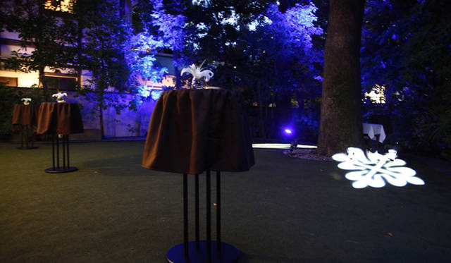 <b>Patek Philippe｜パテック フィリップ</b> レセプション会場の中庭。ライティングには、パテック フィリップのシンボルであるカラトラバ十字をあしらった。