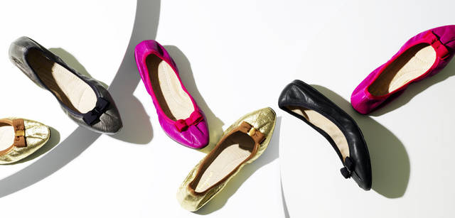 <b>Salvatore Ferragamo｜サルヴァトーレ フェラガモ　「My Ferragamo」</b>　履き心地の良い上質で柔らかなレザーで作られたバレリーナシューズ。トウがシェイプされた洗練のシルエットにブランドアイコンであるヴァラ（リボン）モチーフがフロントにあしらわれ、フェミニンな要素をプラス。かかと部分にはシークレットソールが1cmあり、歩きやすさは抜群だ。バレリーナシューズ　左から[カンガルー／ゴールド] 、[キッド／ブロンズ]、[カーフ／ピンク]、[カーフ／ブラック] 各3万8850円（すべてサルヴァトーレ フェラガモ／フェラガモ・ジャパン）
