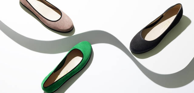 <b>Salvatore Ferragamo｜サルヴァトーレ フェラガモ　「My Ferragamo」</b>　靴底は少し厚みのあるゴム製で歩くときの衝撃を吸収するので、通常のフラットシューズよりもさらに履きやすい。カラフルなスエード素材にパイピングがあしらわれてポップな印象。フラットシューズ [スエード／ピンク、グリーン、ブラック] [H1cm] 各3万8850円（すべてサルヴァトーレ フェラガモ／フェラガモ・ジャパン）