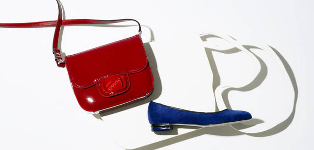 <b>Salvatore Ferragamo｜サルヴァトーレ フェラガモ　「My Ferragamo」</b>　「マイ フェラガモ」とマッチングの真っ赤なパテントレザーが鮮やかなショルダーバッグはマグネットで開閉できる仕様。バックルをポイントに。ショルダーバッグ [W20×H14×D7cm] 7万8750円、ブルーのパンプスはブランドの象徴でもあるアーカイブシューズからインスピレーションを受けたダブルヒールを取り入れた。スエードパンプス[H1cm] 4万9350円（ともにサルヴァトーレ フェラガモ／フェラガモ・ジャパン）