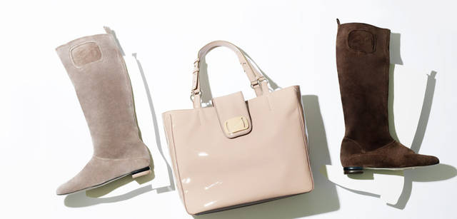 <b>Salvatore Ferragamo｜サルヴァトーレ フェラガモ　「My Ferragamo」</b>　サイドにはブランドロゴがあしらわれて。ヒール部分はアーカイブシューズからインスパイアされた、２色づかいのダブルヒール。ブーツ [スエード／ピンク、ブラウン]　[H1cm] 7万2450円、フェミニニティ溢れる薄いピンクベージュは、どんなコーディネイトも上品に仕上げてくれる色。ビジネスシーンにもしっかり対応する容量もうれしい。ハンドルの長さは調整可能。内側にはファスナー付きポケット、口の開いたポケット２カ所と、機能性も高い。バッグ[W34×H29×D15cm] 10万800円（すべてサルヴァトーレ フェラガモ／フェラガモ・ジャパン）