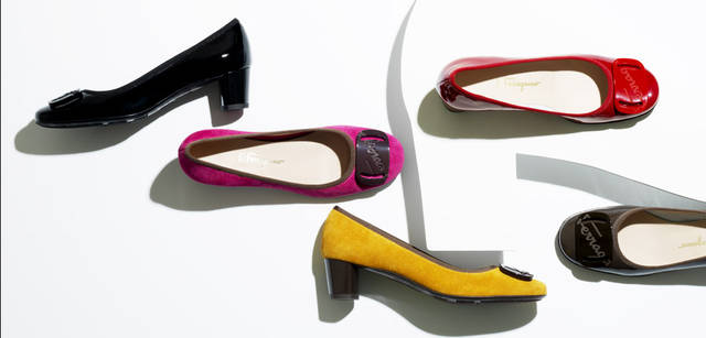 <b>Salvatore Ferragamo｜サルヴァトーレ フェラガモ　「My Ferragamo」</b>　トウの部分にあしらわれたブランドアイコンの「ヴァラ」オーナメントや、グログランリボンでトリミングされたディテールなど、随所に技が光る。左から[パテント／ブラック] [スエード／フューシャ][スエード／マスタードイエロー][パテント／レッド、ブラウン] [H4cm]　各3万9900円（すべてサルヴァトーレ フェラガモ／フェラガモ・ジャパン）