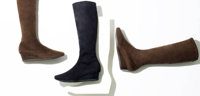 <b>Salvatore Ferragamo｜サルヴァトーレ フェラガモ　「My Ferragamo」</b>　かなりストレッチのきいたファブリックで、脚にぴったりとフィット。細身につくられたフォルムは足もとをエレガントに見せてくれる。ウェッジソールでモード感をくわえて。ストレッチブーツ[ファブリック／ブラウン、ブラック] ][H3cm]　各5万9850円（すべてサルヴァトーレ フェラガモ／フェラガモ・ジャパン）