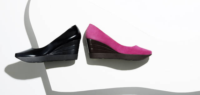 <b>Salvatore Ferragamo｜サルヴァトーレ フェラガモ　「My Ferragamo」</b>　スクエアトウにウェッジソールを組み合わせた斬新なシルエット。5センチヒールもプラットフォームになっているので歩きやすい。ウェッジソールパンプス [H5cm][ブラック、フューシャ] 各4万4100円（ともにサルヴァトーレ フェラガモ／フェラガモ・ジャパン）