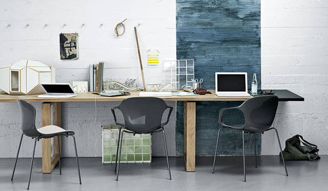 <b>LIVING MOTIF｜リビング・モティーフ</b>　ESSAY / セシリエ・マンズ（2008年）　テーブル54万7050円～、NAP / キャスパー・サルト(2010年）　チェア3万4650円～