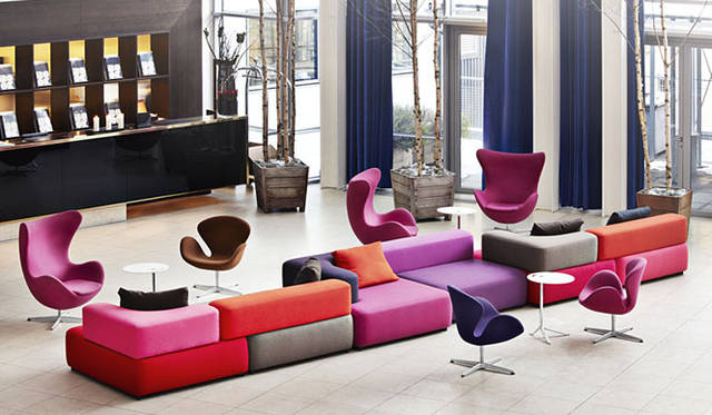 <b>LIVING MOTIF｜リビング・モティーフ</b>　ALPHABET / ピエロ・リッソーニ（2008年）　ソファ価格例61万1100円（W210×D120cm）、SWAN / アルネ・ヤコブセン（1958年）　チェア36万1200円～、LITTLE FRIEND / キャスパー・サルト（2005年）　サイドテーブル8万7150円～、EGG / アルネ・ヤコブセン（1958年）　58万2750円～