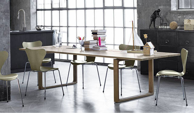 <b>LIVING MOTIF｜リビング・モティーフ</b>　ESSAY / セシリエ・マンズ（2008年）　テーブル54万7050円～、SERIES 7 / アルネ・ヤコブセン（1955年）　セブンチェア（限定色）6万9300円