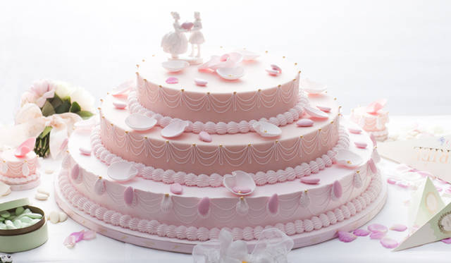 LADURÉE（ラデュレ）｜ピエス・モンテ　オーダー制のケーキ「カスカディーヌ」