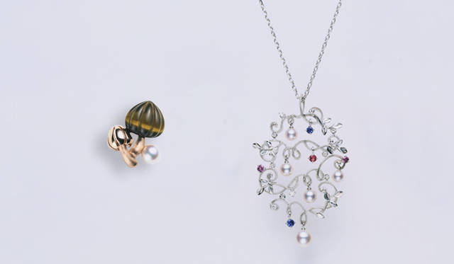 <b>MIKIMOTO|ミキモト</b> 「クリスマスチャリティー ピンブローチ 2010」（ペンダントトップ兼用）、PG×アコヤ真珠×タイガーズアイ、5万2500円　＊この商品の売上の一部は（社）国土緑化推進機構を通じて地球温暖化防止の為の植林活動に役立てられます。（販売期間：9月7日～12月31日まで） 「Christmas Collection 2010」ペンダント、WG×アコヤ真珠×サファイア×ガーネット×スピネル×ダイヤモンド、30万4500円（11月上旬発売）