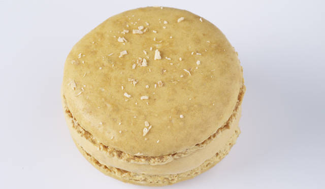 PIERRE HERME PARIS｜ピエール・エルメ・パリ　マカロン マホガニー（カラメルとマンゴー、ライチ風味）