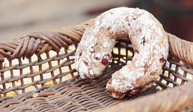 <b>Boulangerie Lebois｜ブーランジェリー ルボワ</b>　クランベリーとくるみがいっぱい入った「クランベリーノワ」。ルヴァン種とイーストを併用し、食感を軽くするためにラードもくわえてある。食べやすく、ハード系の入門編ともいえるパン。焼き上がり予定時間 9:00　1個150円