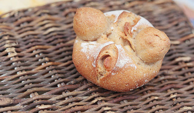 <b>Boulangerie Lebois｜ブーランジェリー ルボワ</b>　オーストラリア産のマカダミアナッツを使ったパンのコンテストで銅賞を獲得した「マカダミア カンパーニュ」。上部の丸いところには丸ごと、またパンの中にもマカダミアナッツがごろっと入っているユニークな姿のパン。焼き上がり予定時間 14:00　1個230円