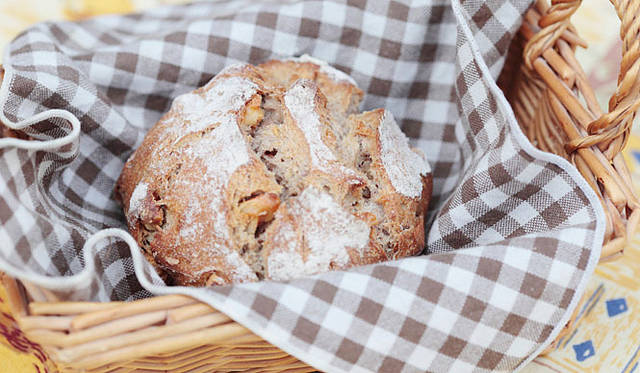 <b>Boulangerie Lebois｜ブーランジェリー ルボワ</b>　国産の石挽き粉のみを使用した「セイグル オ ノワ」。ライ麦30％で、くるみ入り。焼き上がり予定時間 14:00　1個230円