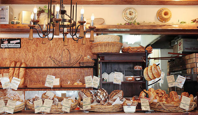 <b>Boulangerie Lebois｜ブーランジェリー ルボワ</b>　店頭にはハード系、やわらかいパン、食パン類やキッシュなど、バラエティ豊かな65種類ほどのパンがならぶ。
