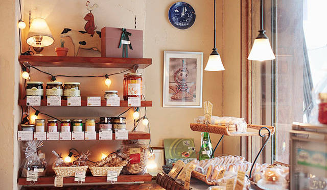 <b>Boulangerie Lebois｜ブーランジェリー ルボワ</b>　ヨーロッパの田舎の雰囲気が漂う店内には、フランス産のオリーブやジャム、焼き菓子類もそろう。