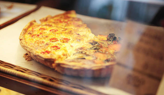 <b>Boulangerie Lebois｜ブーランジェリー ルボワ</b>　キッシュなどの惣菜類も気軽に楽しめる。また子どもが手にするのにちょうどよい、サイズの小さいバターロールもあり、細やかな心づかいが感じられる。