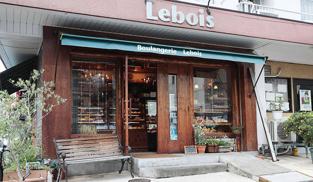 <b>Boulangerie Lebois｜ブーランジェリー ルボワ</b>　「Lebois」とは、フランス語で「森」を意味する。オーナーの森さんの苗字であるが、その名前の通りウッディな外観だ。