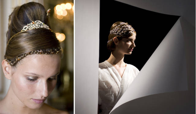 <b>CHAUMET｜ショーメ</b>　白い壁紙が破られ、そこから顔を覗かせたモデルの髪にはティアラが。