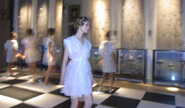 <b>CHAUMET｜ショーメ</b>　チェス盤の上をモデルが踊りながら動いた。