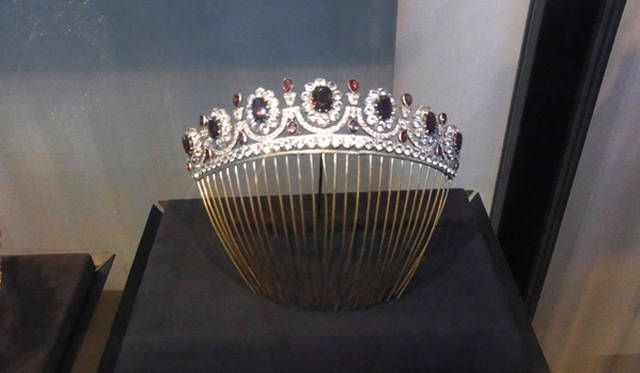 <b>CHAUMET｜ショーメ</b>　アーカイブのティアラも展示。