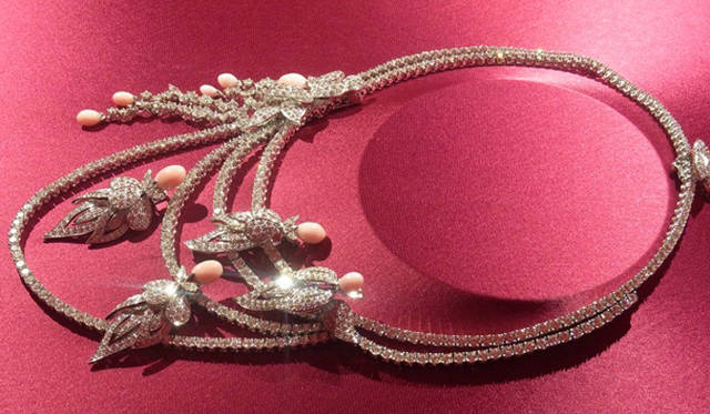 <b>BOUCHERON｜ブシュロン</b>　コルセットで締められたウエストを表現したネックレス「Taille de Guepe-Hourglass Figure」。