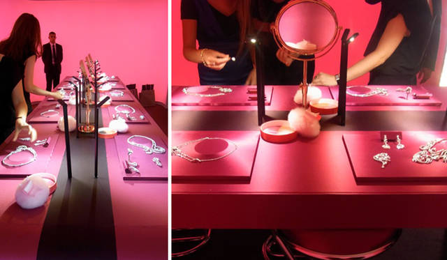 <b>BOUCHERON｜ブシュロン</b>　ピンク色の会場には、ジュエリーと化粧パフ、鏡などがともに置かれた。