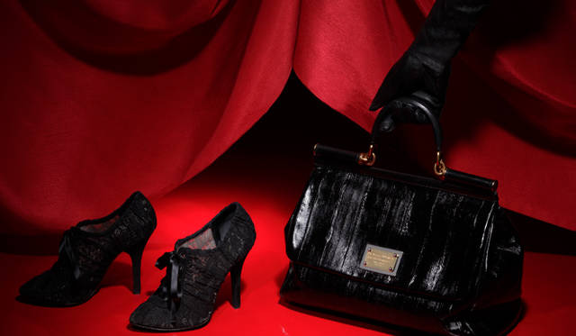 <b>KEYWORD“CLASSIC LADY”　DOLCE&GABBANA｜ドルチェ＆ガッバーナ</b>　2010年秋冬のテーマでもある“シチリア”をイメージした、レディシックな靴バッグ。イール（鰻）のレザーで作られたクラシカルなバッグ [W32×H24×D16cm] 18万3750円、シックな黒レースで足を包み込むようなレースアップシューズ。フェティッシュな足もとに。シューズ [H11cm] 8万2950円（ともにドルチェ＆ガッバーナ／ドルチェ＆ガッバーナ ジャパン）　そのほかはスタッフ私物